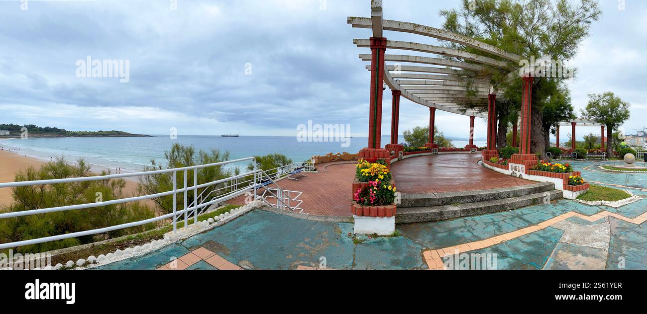 Giardini e spiaggia di Piquio, vista panoramica. El Sardinero, Santander, Spagna. - Immagine stock catturata con smartphone