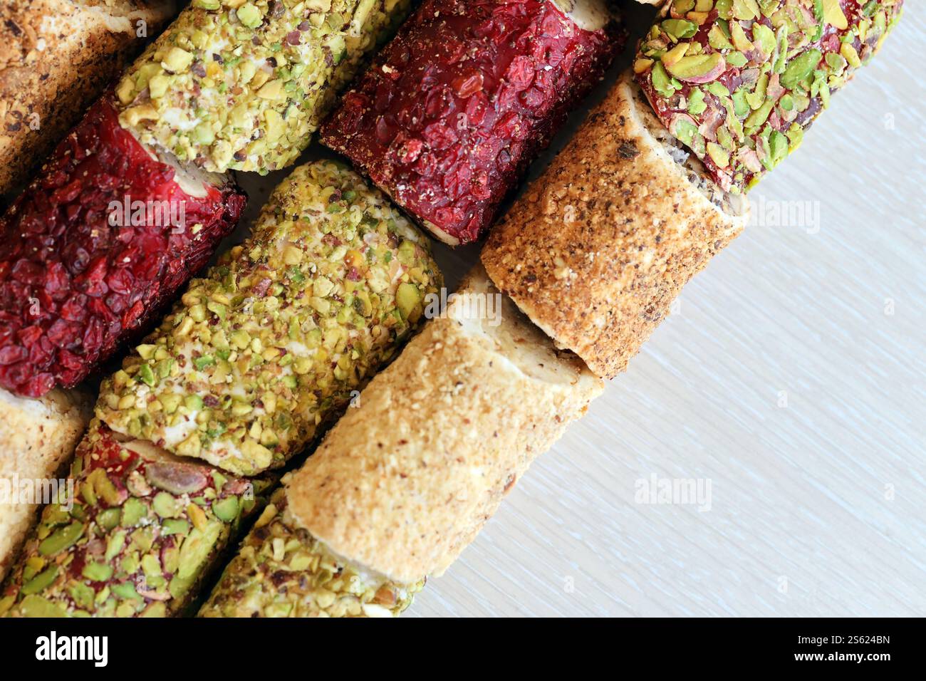 Panini di delizia turca con molti sapori e ripieni diversi da vicino sul bazar del mercato dei venditori con spazio per fotocopie. Rotoli di turco Foto Stock