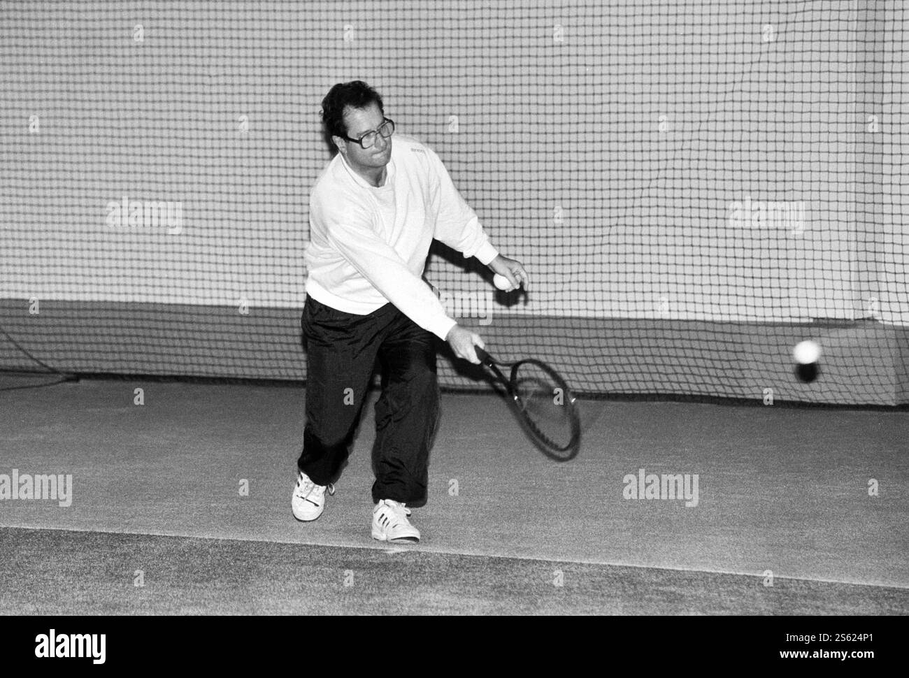 Deutschland, Troisdorf, 26.11.1994 Archiv.: 50-55-01 fuer Ihr Archiv foto: Bundesaußenminister Klaus Kinkel beim Tennisspiel fuer Ihr Archiv *** Germania, Troisdorf, 26 11 1994 Archivio 50 55 01 per il tuo archivio foto il ministro degli Esteri federale Klaus Kinkel gioca a tennis per il tuo archivio Foto Stock