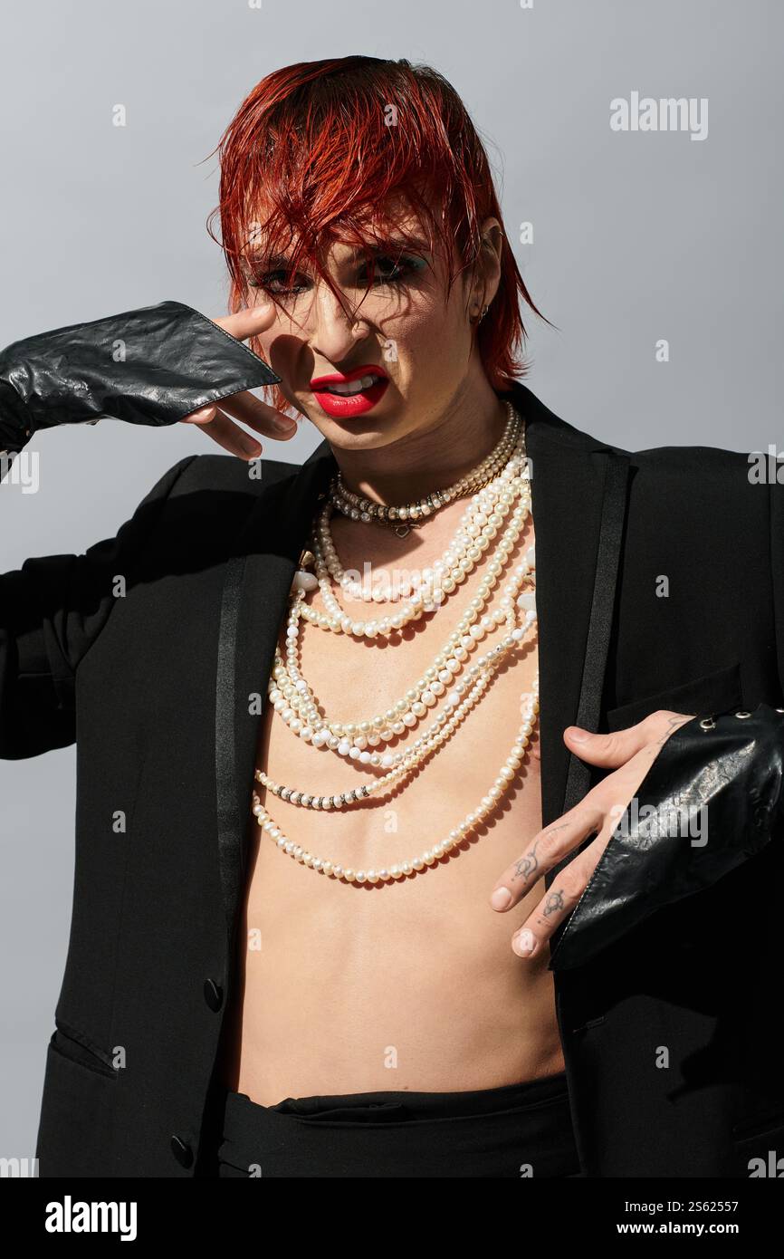 Un giovane uomo affascina con caratteristiche sorprendenti e stile creativo durante una sessione di moda artistica. Foto Stock