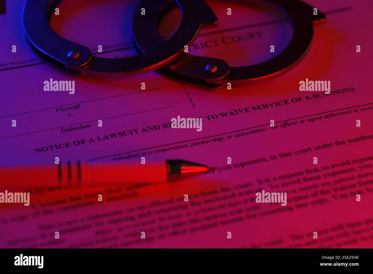 Tribunale distrettuale notifica della causa e richiesta di rinuncia alla notifica di una citazione. Documenti con manette e penna blu sul tavolo da vicino. Tribunale distrettuale Foto Stock