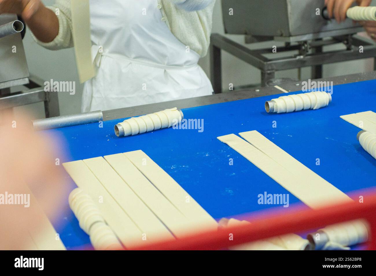 Torta tradizionale e pasticceria dolce. E' fatto con impasto arrotolato, avvolto intorno a un cilindro, pasticceria Factory Vinica, Macedonia Foto Stock