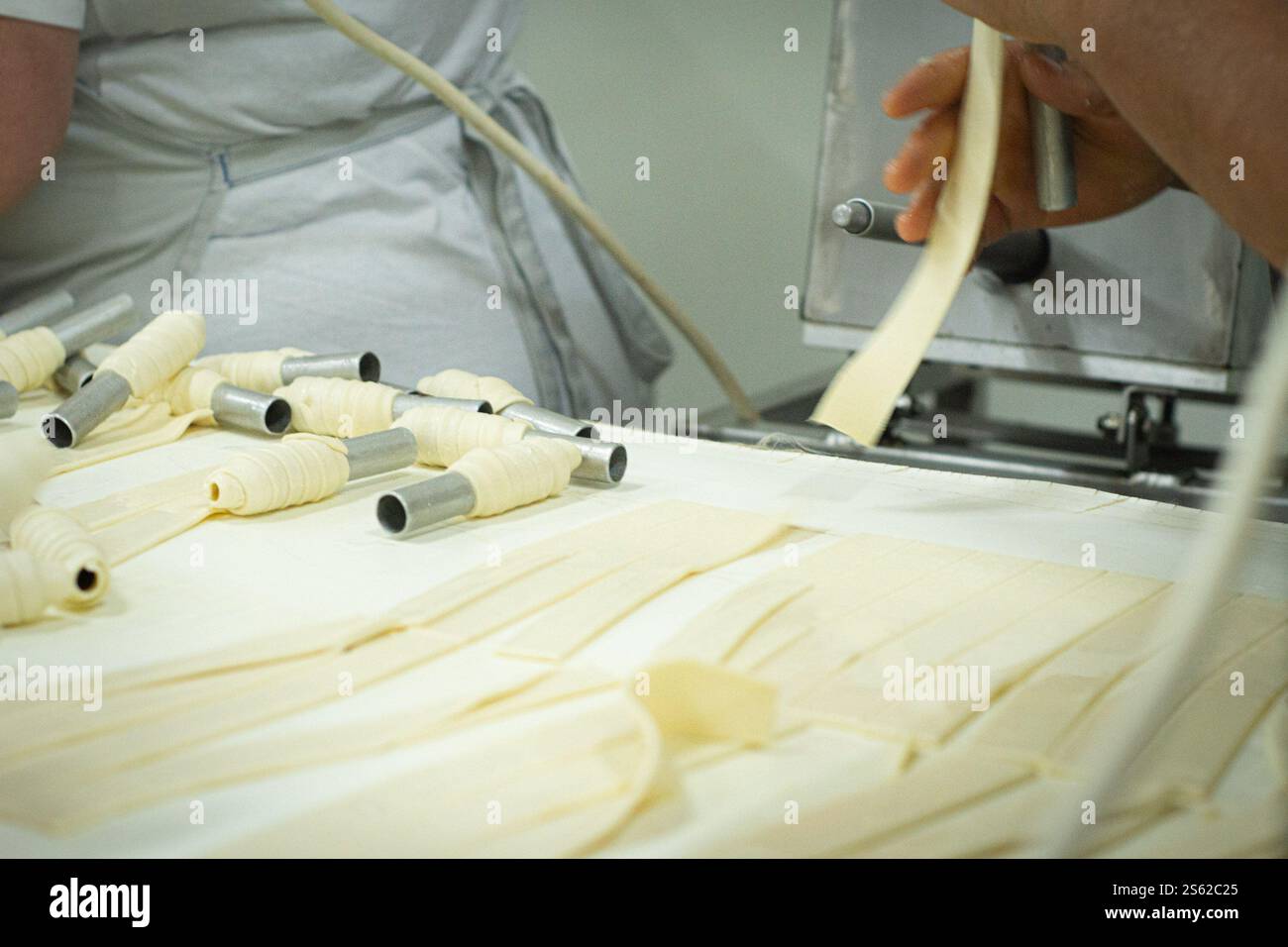 Torta tradizionale e pasticceria dolce. E' fatto con impasto arrotolato, avvolto intorno a un cilindro, pasticceria Factory Vinica, Macedonia Foto Stock