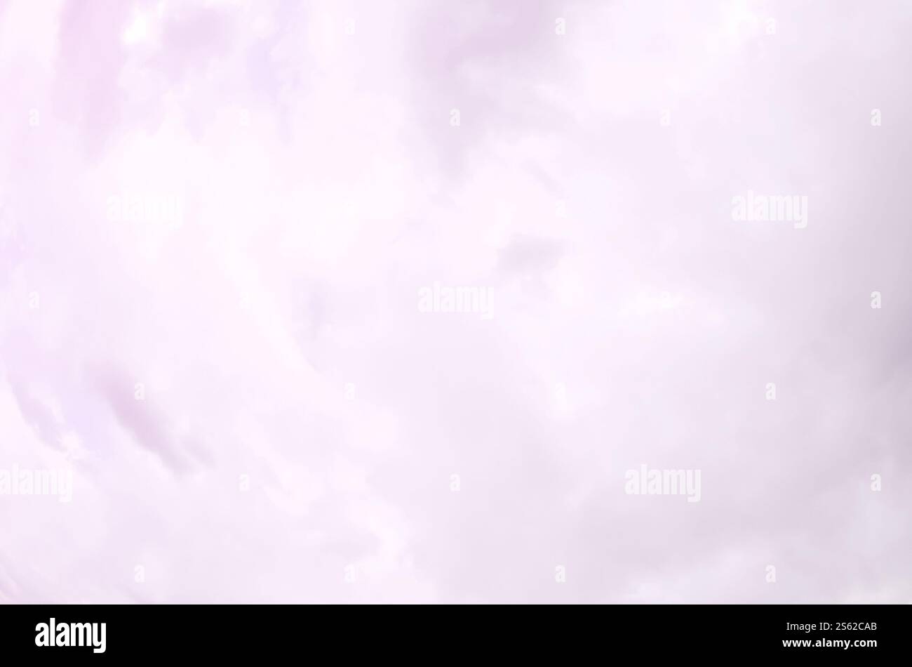 Un cielo blu con molte nuvole bianche di diverse dimensioni. Foto fisheye. Un cielo blu con molte nuvole bianche di diverse dimensioni. Fisheye Foto Stock