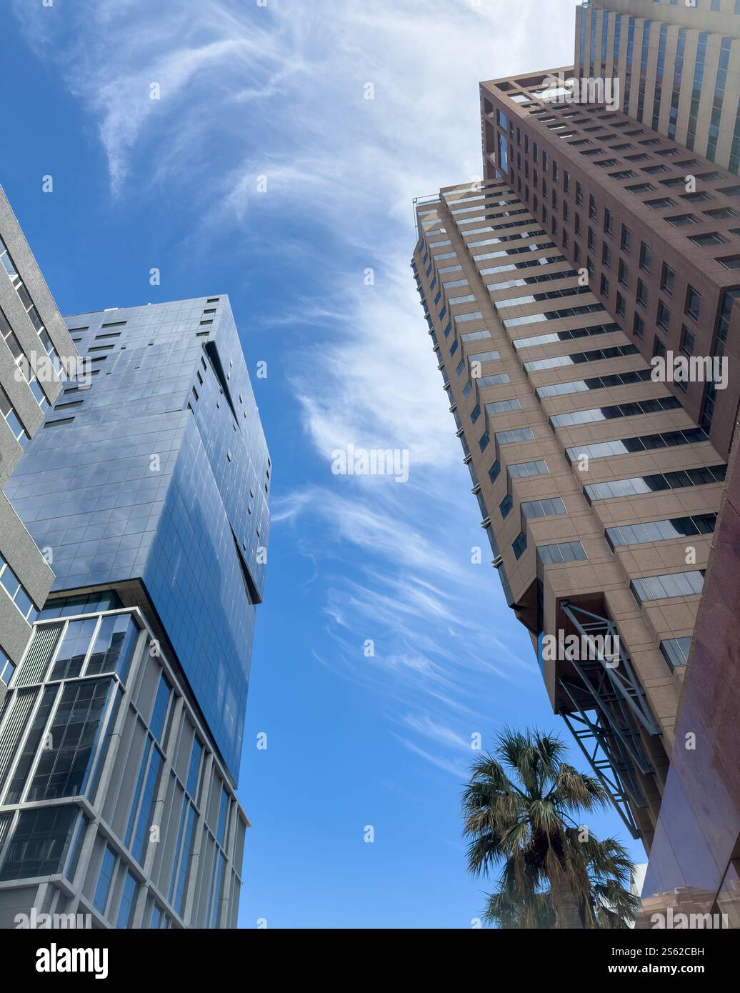 I grattacieli di città del Capo si affacciano sul cielo blu e i grattacieli degli uffici sono sotto la vista. Sudafrica Foto Stock