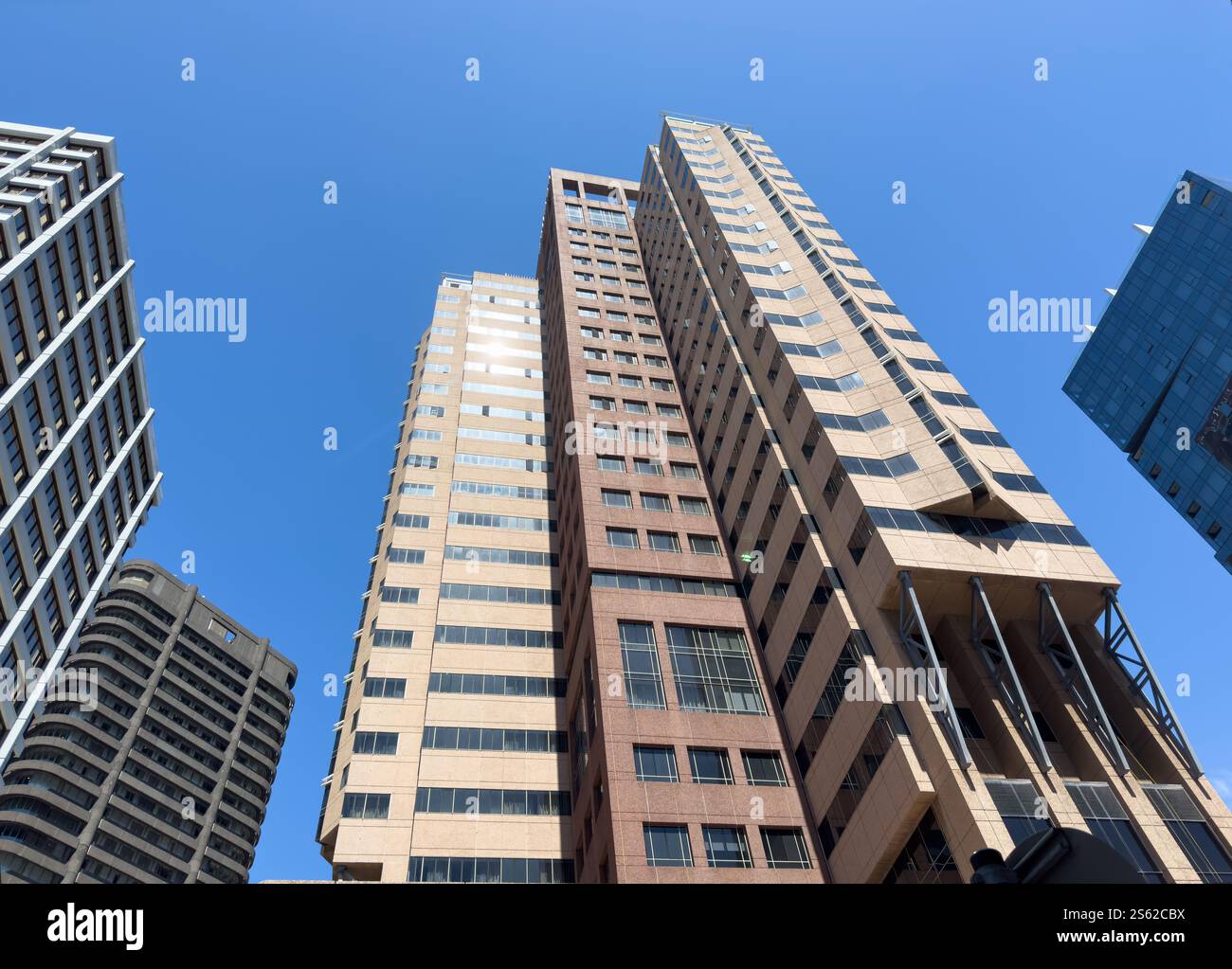 I grattacieli di città del Capo si affacciano sul cielo blu e i grattacieli degli uffici sono sotto la vista. Sudafrica Foto Stock