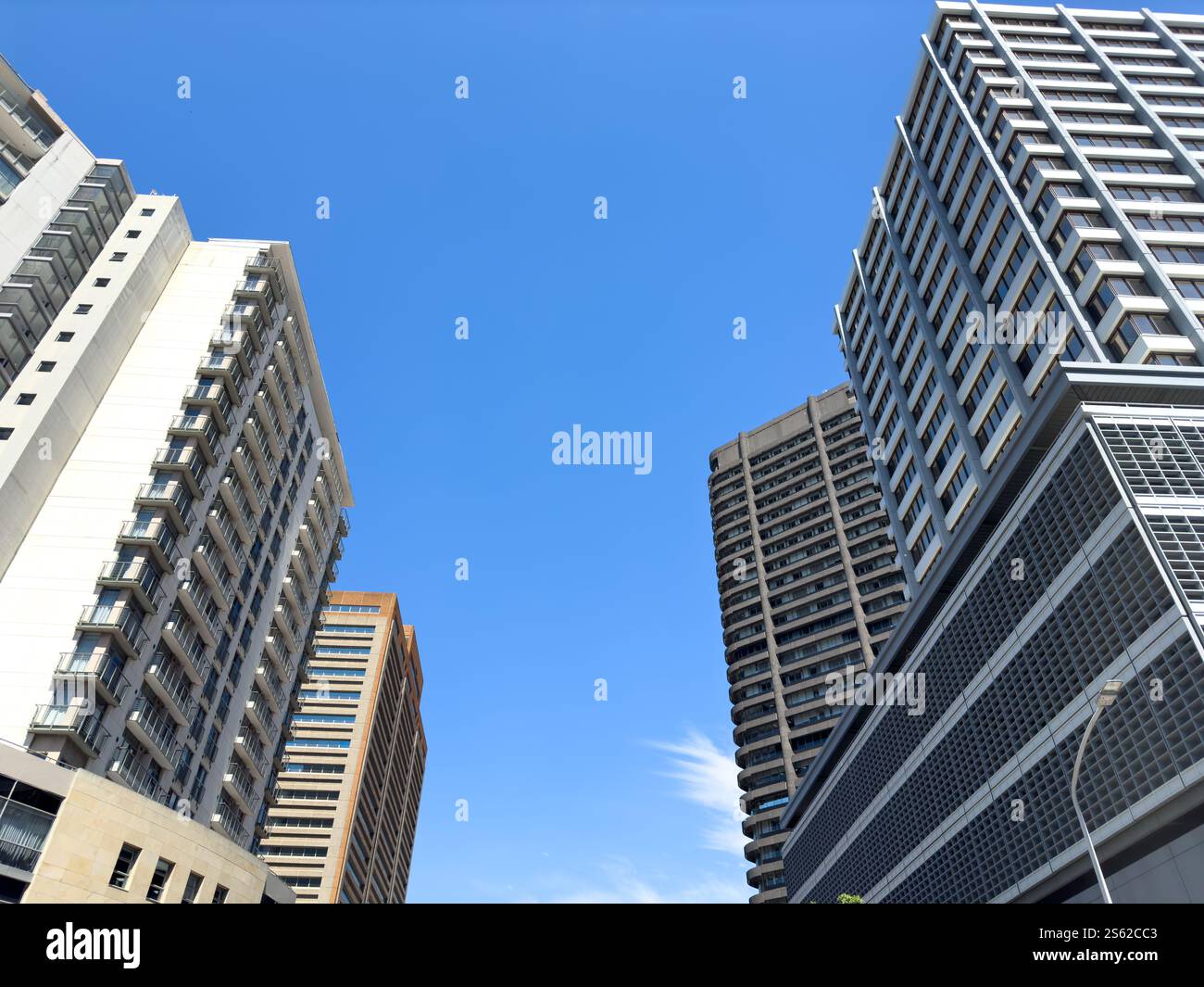 I grattacieli di città del Capo si affacciano sul cielo blu e i grattacieli degli uffici sono sotto la vista. Sudafrica Foto Stock