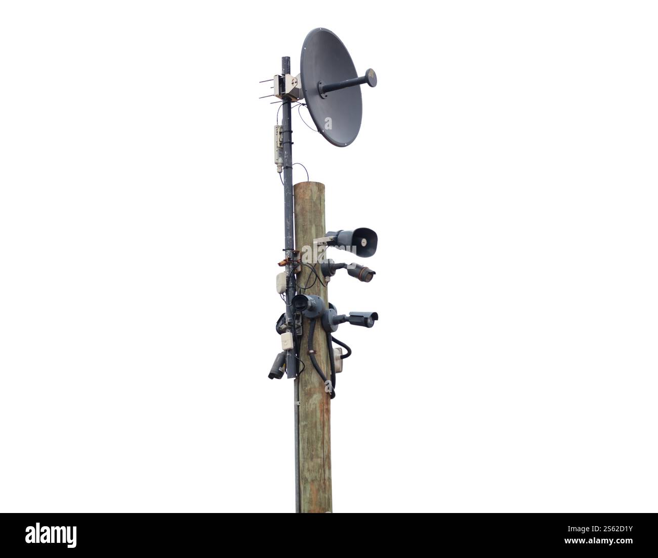 Palo in legno dotato di dispositivi di sorveglianza e comunicazione isolati su sfondo bianco Foto Stock