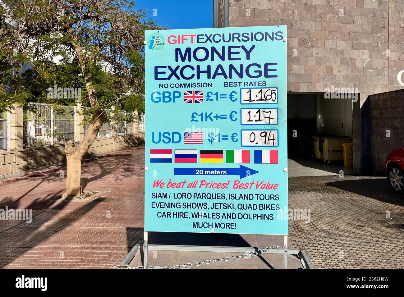 Cartellonistica esterna che pubblicizza i tassi di cambio per sterline inglesi (GBP), euro (EUR) e dollaro statunitense (USD) a Tenerife. 11 gennaio 2025. - Immagine stock catturata con smartphone