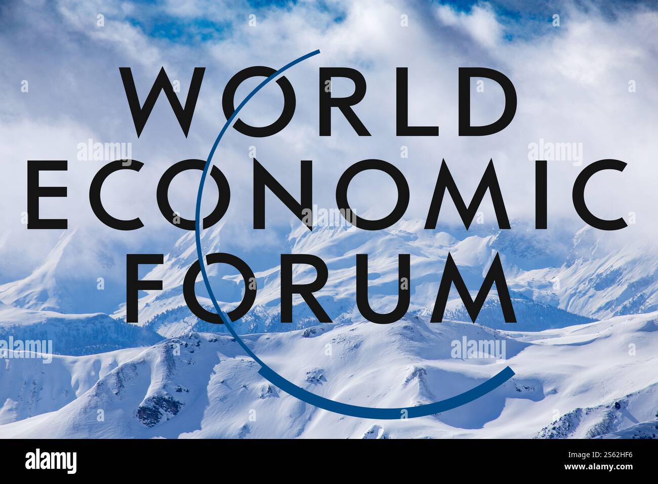 Logo del WEF (World Economic Forum) sullo sfondo di un paesaggio innevato invernale a Davos Foto Stock