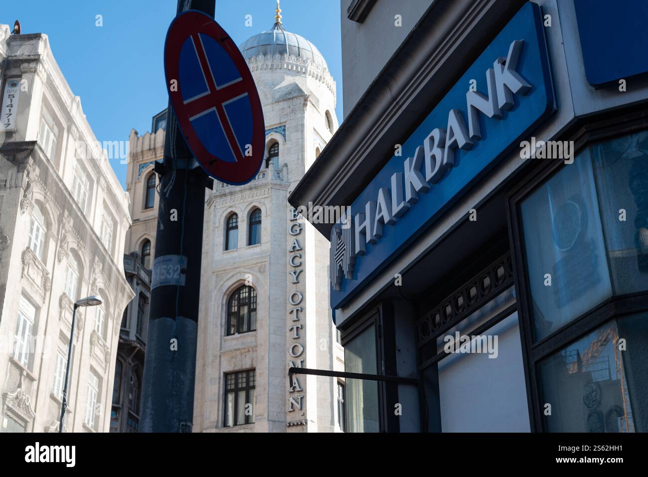 Istanbul, Turchia 7 gennaio 2025. Esterno e logo della banca turca Halkbank, una società quotata in borsa con una storia controversa. Foto Stock