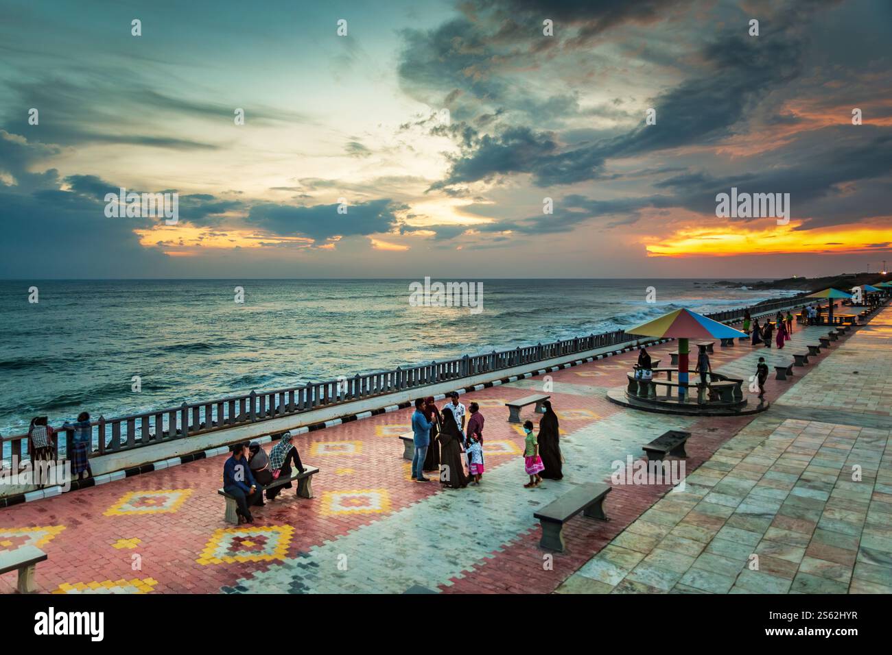 Kanyakumari, Tamil Nadu, India - 31 gennaio 2024. Torre con vista dell'alba e del tramonto sul lato del mare presso la spiaggia di Kanyakumari. Foto Stock