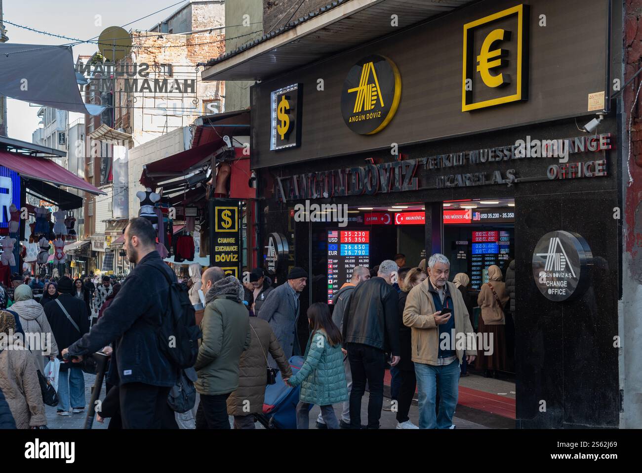Istanbul, Turchia 7 gennaio 2025. Un ufficio di cambio valuta turco in una trafficata via dello shopping nel quartiere di Fatih a Istanbul, Turchia. Foto Stock