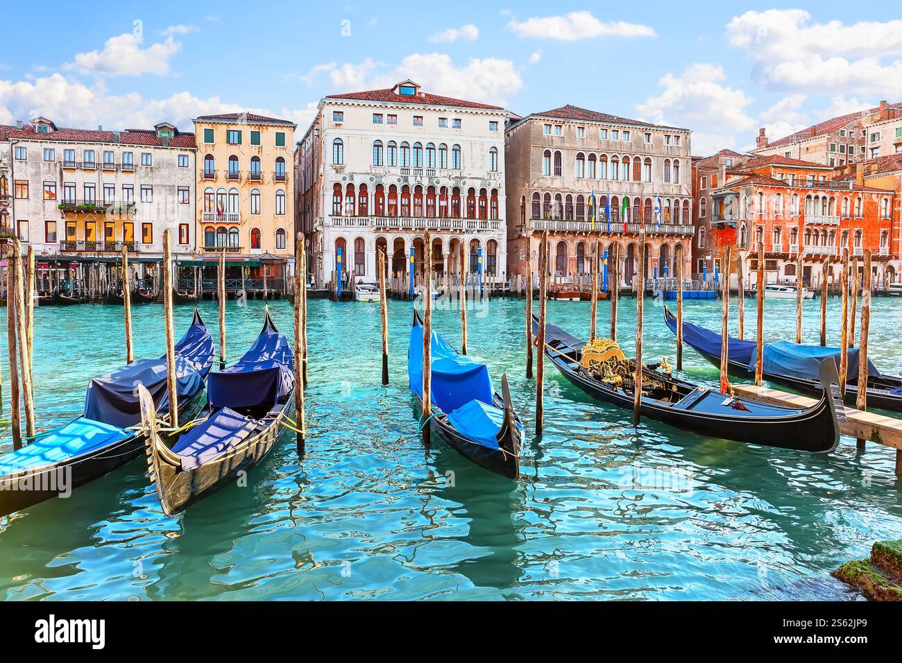 Gondole sul Canal grande a Venezia, Italia. Vista del bellissimo Canal grande di Venezia, con palazzi, gondole e barche. Foto Stock
