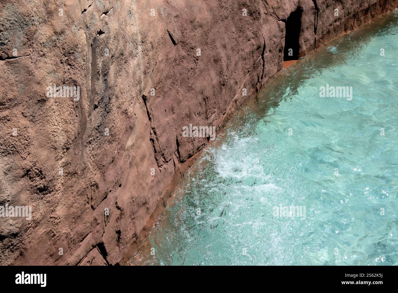 Fondo della piscina azzurro con superficie d'acqua limpida, onde sullo sfondo testurizzato Foto Stock