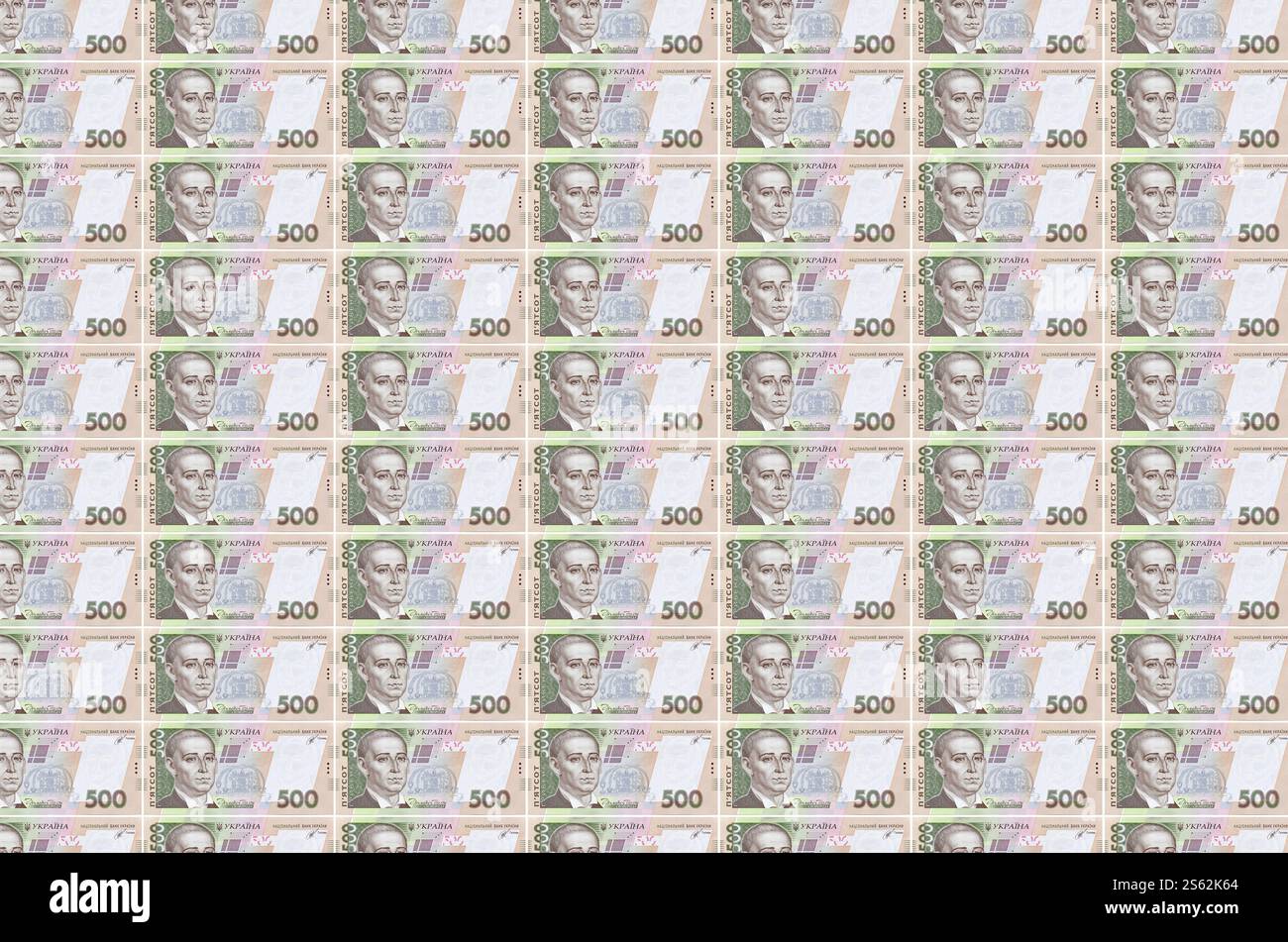 500 banconote ucraine di hryvnias stampate su trasportatore per la produzione di denaro. Collage di molte bollette. Concetto di inflazione e svalutazione valutaria. 500 Foto Stock
