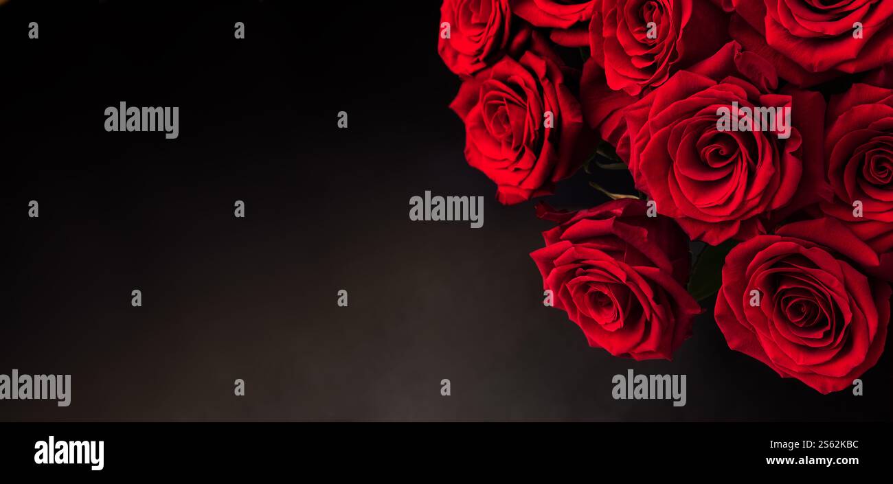 Cornice rose rosse su sfondo scuro vista dall'alto, modello floreale con spazio di copia Foto Stock
