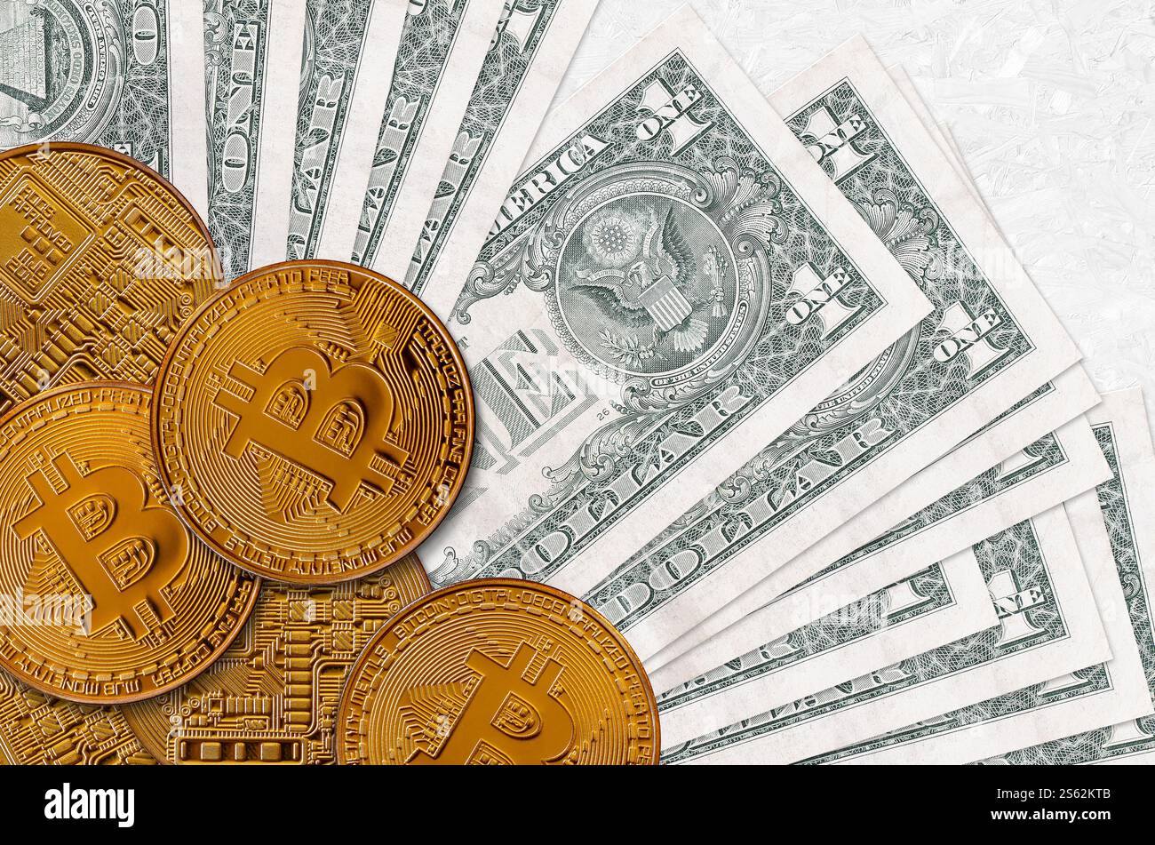 Banconote da 1 dollaro USA e bitcoin dorati. Concetto di investimento in criptovaluta. Transazioni di mining o trading di criptovalute. Banconote da 1 dollaro e oro Foto Stock