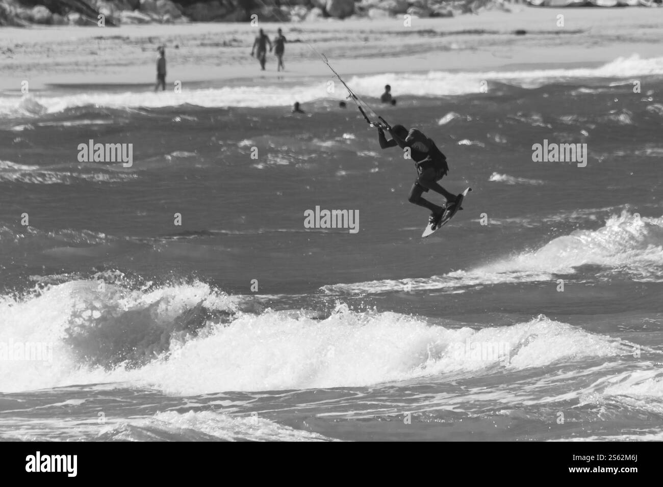 22 aprile 2012 Cabarete Beach Repubblica Dominicana Monochrome il Kitesurfer solista scivola in aria sopra Cabarete Bay. Il kitesurfer vicino al Foto Stock