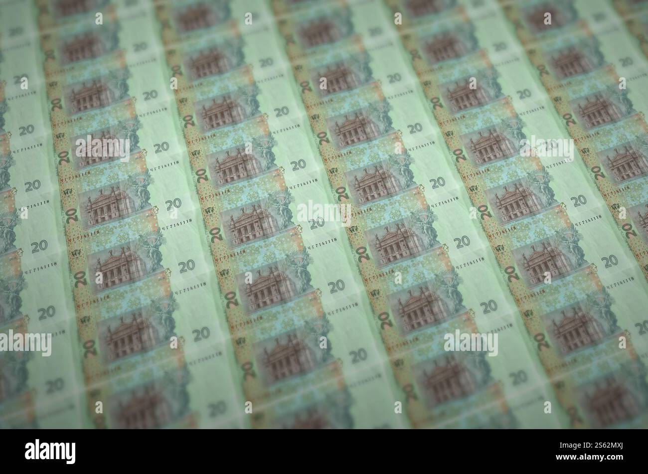 20 banconote ucraine di hryvnias stampate in un trasportatore di produzione di denaro illegale. Collage di molte banconote false. Concetto di lavoro di massa dei contraffattori. 20 Foto Stock