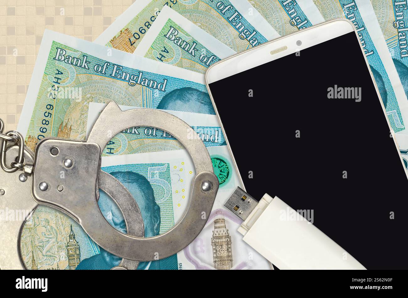5 sterline inglesi bollette e smartphone con manette della polizia. Concetto di attacchi di phishing da parte degli hacker, truffe illegali o distribuzione software di spyware online. 5 Foto Stock