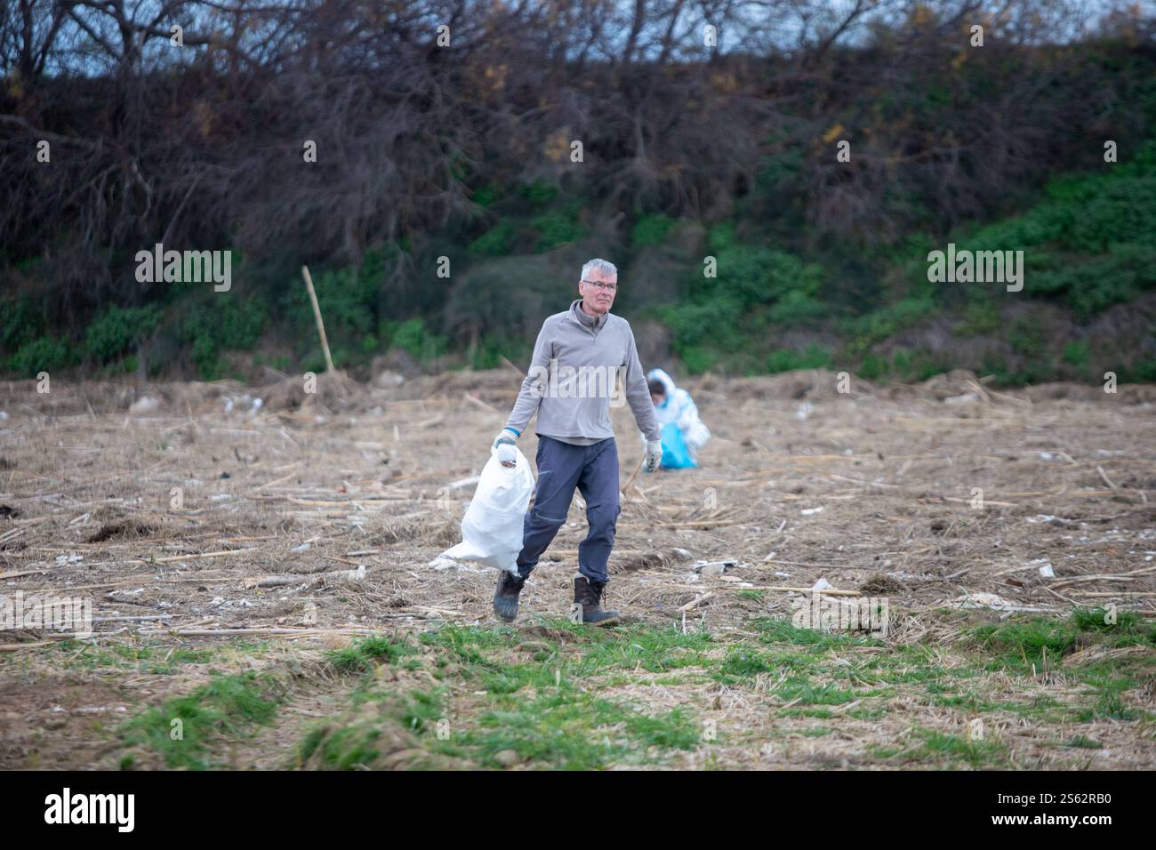 I volontari puliscono campi di rifiuti, pellet, edifici e prodotti chimici dopo le inondazioni dell'ottobre 29. Foto Stock