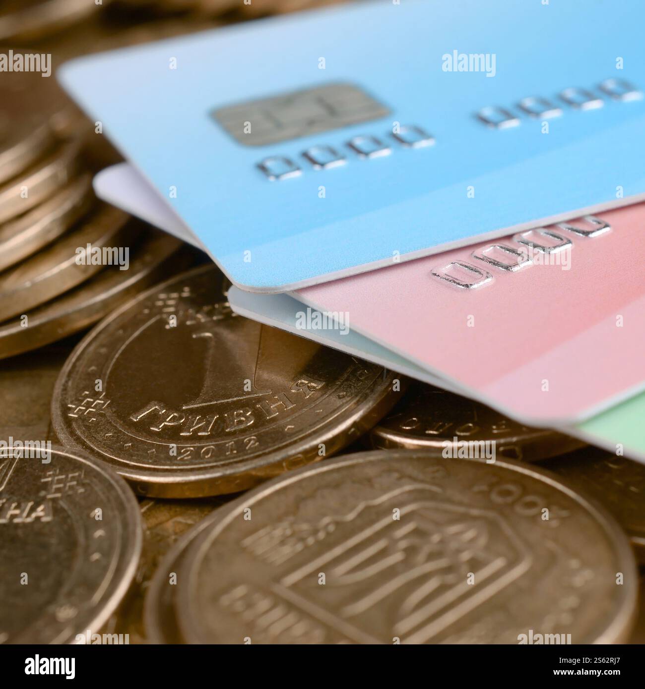 Le monete ucraine e le carte di credito colorate chiudono. Valuta dell'Ucraina. Bilanciamento del denaro e concetto di online banking. Wireless banking globale Foto Stock