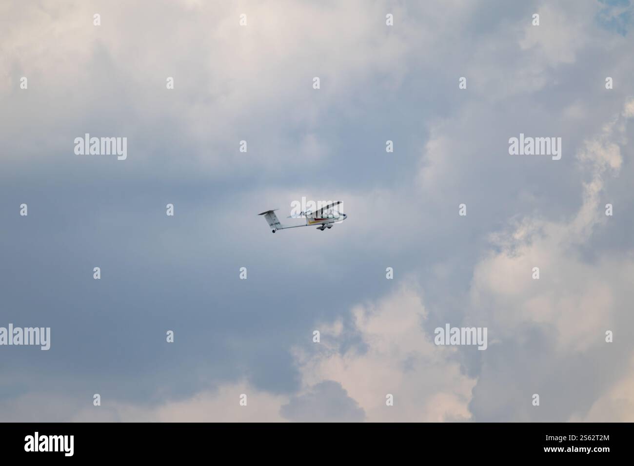 Aeroprakt A-20 ucraino A due posti ad ala alta, con rinforzo a molla, carrello di atterraggio convenzionale, velivolo ultraleggero in cielo nuvoloso acceso Foto Stock