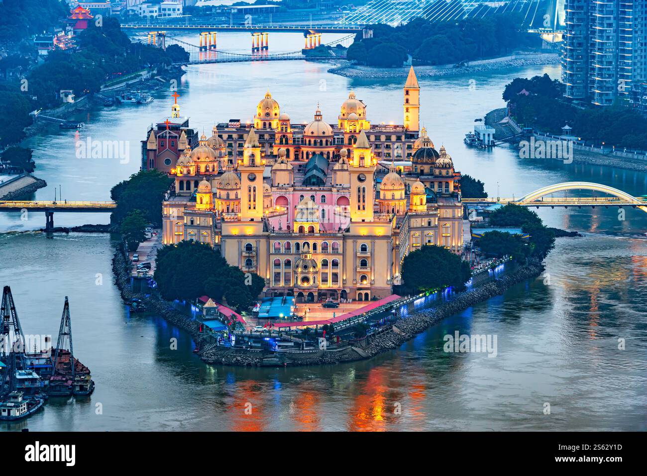 Fuzhou, Fujian, paesaggio cittadino cinese sul fiume Ming con l'isola di Zhongzhou al crepuscolo. Foto Stock