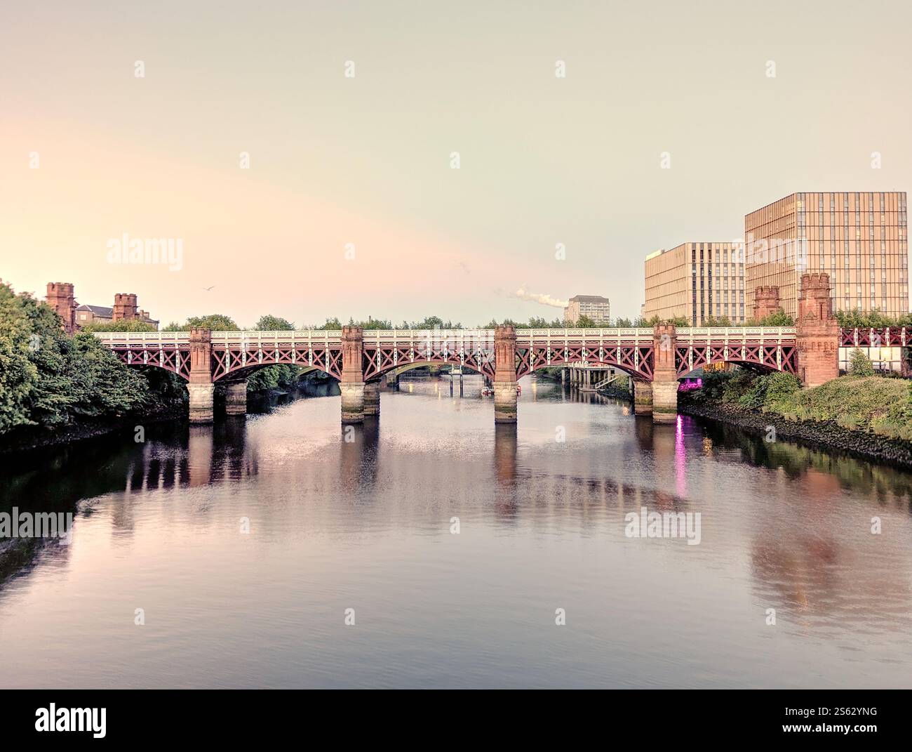 Il City Union Bridge si riflette nel fiume Clyde a Glasgow, Scozia Foto Stock