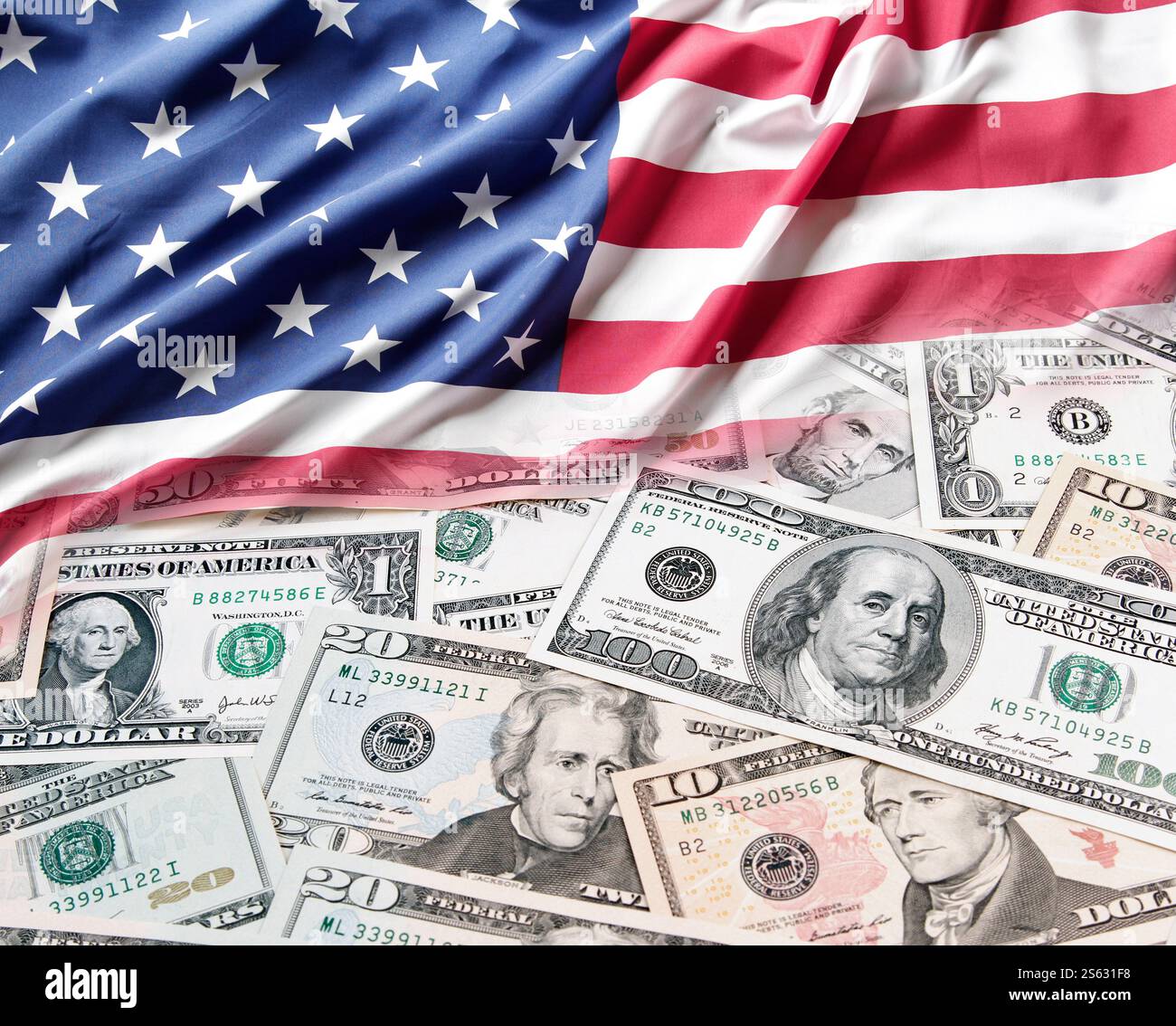Bandiera americana e banconote assortite Foto Stock