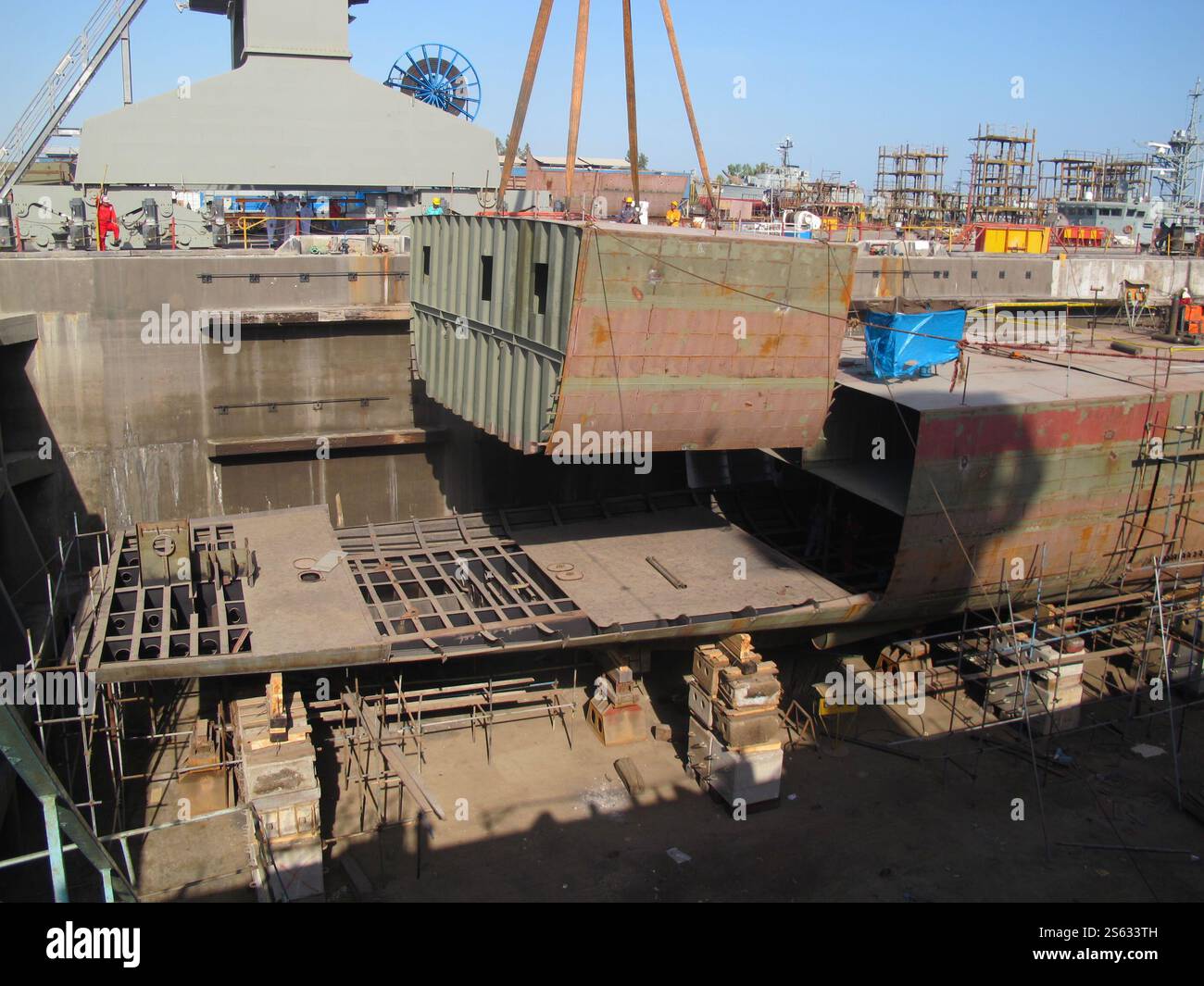 Non divulgato, Iran. 15 gennaio 2025. Una foto non datata mostra il processo di costruzione della prima nave di intelligence iraniana, Zagros, in un luogo sconosciuto nel sud dell'Iran. L'Iran ha presentato il suo primo cacciatorpediniere di intelligence di produzione locale il 15 gennaio 2025. (Immagine di credito: © Ufficio dell'Esercito iraniano tramite ZUMA Press Wire) SOLO USO EDITORIALE! Non per USO commerciale! Foto Stock
