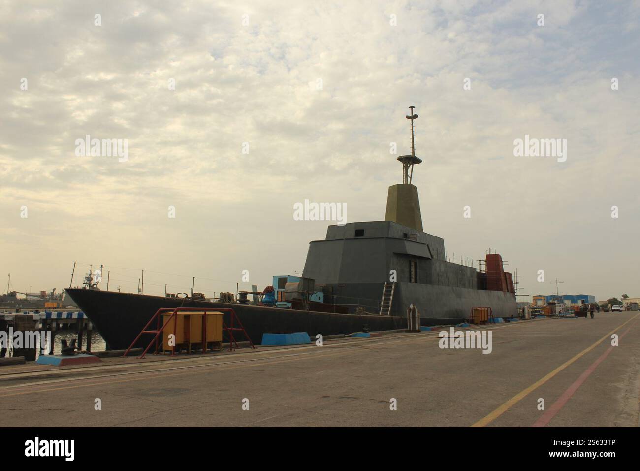 Non divulgato, Iran. 15 gennaio 2025. Una foto non datata mostra il processo di costruzione della prima nave di intelligence iraniana, Zagros, in un luogo sconosciuto nel sud dell'Iran. L'Iran ha presentato il suo primo cacciatorpediniere di intelligence di produzione locale il 15 gennaio 2025. (Immagine di credito: © Ufficio dell'Esercito iraniano tramite ZUMA Press Wire) SOLO USO EDITORIALE! Non per USO commerciale! Foto Stock