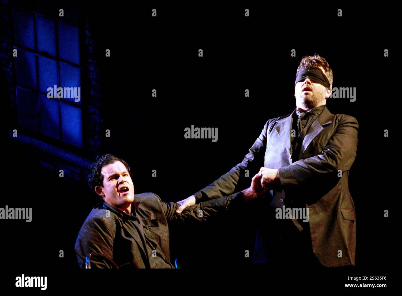 Lamentarsi delle ferite di guerra - l-r: Gerald Finley (Harry Heegan), David Kempster (Teddy) nella SILVER TASSIE all'English National Opera (ENO), London Coliseum, London WC2 16/02/2000 musica: Mark-Anthony Turnage libretto: Amanda Holden dopo l'opera di Sean o'Casey direttore: Paul Daniel design: William Dudley illuminazione: Mark Henderson direttore: Bill Bryden Foto Stock