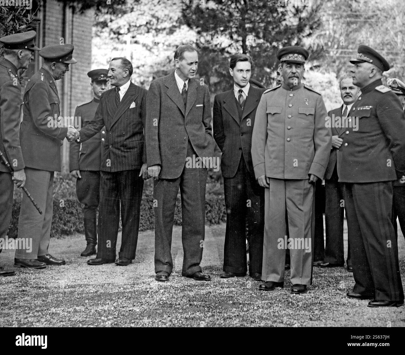 TEHERAN, IRAN - 1 dicembre 1943 circa - Teheran Conference Photo of (R-L) Marshal Voroshilov, Josef Stalin, interprete, Harry Hopkins, generale Sir Arc Foto Stock