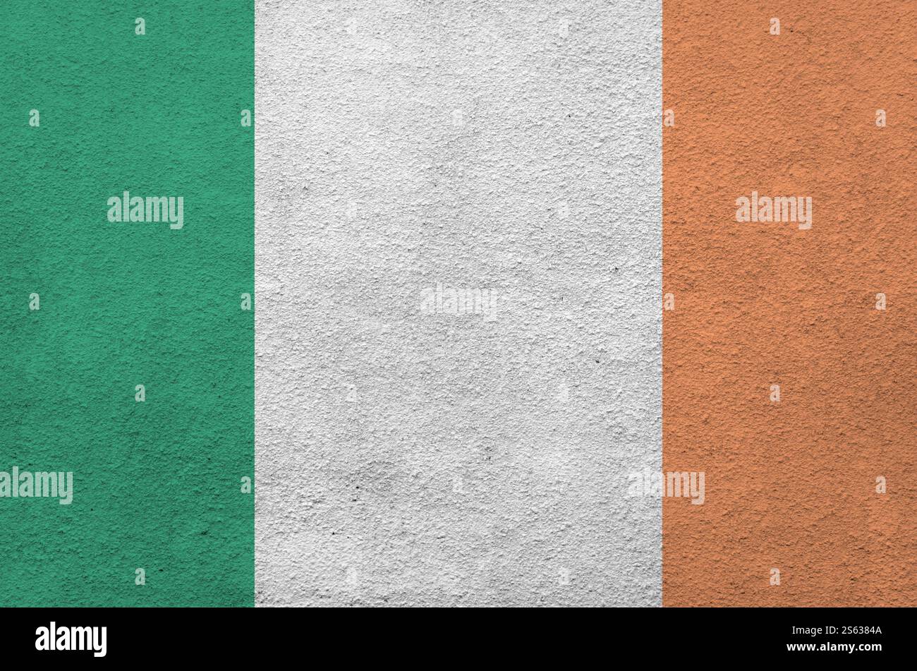 Bandiera dell'Irlanda raffigurata in colori vivaci su una vecchia parete a rilievo in primo piano. Striscione testurizzato su sfondo ruvido. Bandiera dell'Irlanda raffigurata nella Foto Stock