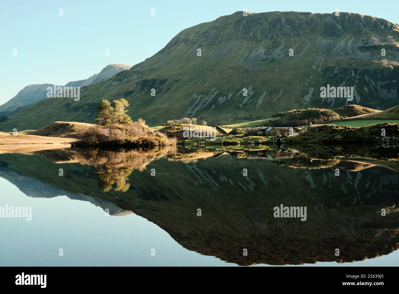 Laghi di Cregennan, o Llynnau Cregennan, ai piedi di Cadair Idris vicino ad Arthog, Dolgellau e all'estuario di Mawddach nel Galles del Nord Foto Stock