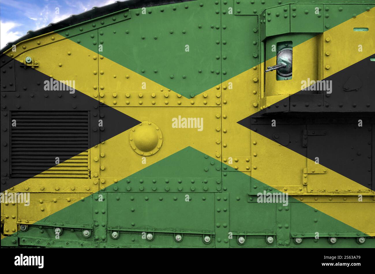 Bandiera giamaicana raffigurata sul lato di un carro armato militare da vicino. Forze dell'esercito - contesto concettuale. Bandiera della Giamaica raffigurata sul lato di Foto Stock