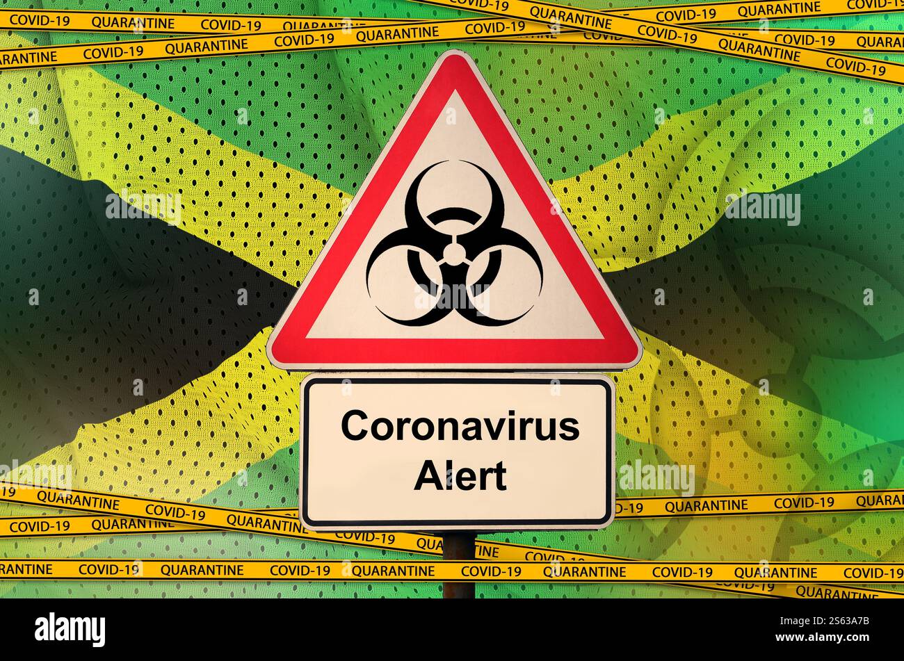 Bandiera della Giamaica e simbolo di pericolo biologico Covid-19 con nastro arancione da quarantena. Coronavirus o pandemia 2019-nCoV virus concetto. Bandiera della Giamaica e Covid-19 Foto Stock