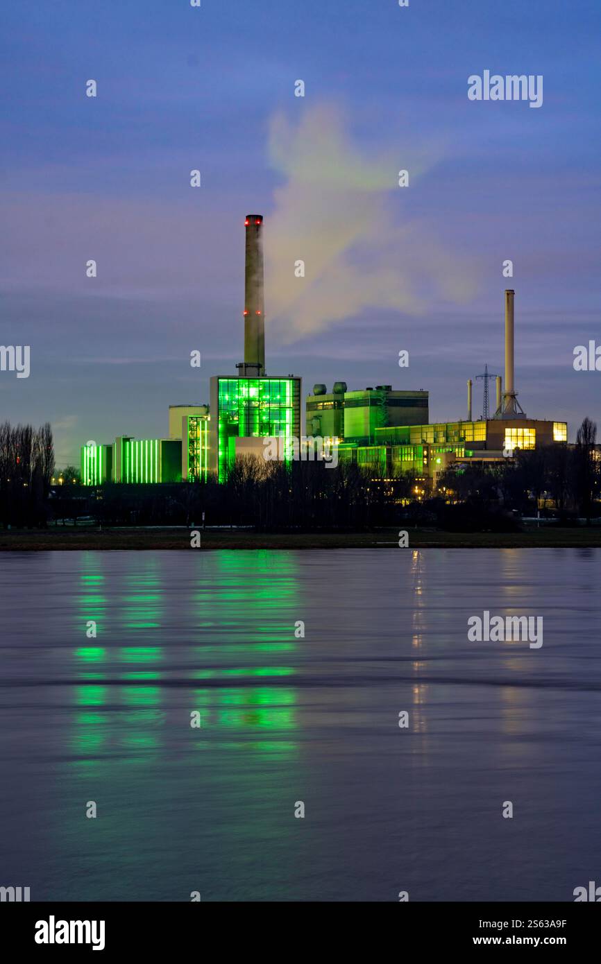La centrale combinata di calore ed energia elettrica di Lausward a Düsseldorf, una centrale elettrica a turbina a gas e a vapore gestita dalle società municipali di Düsseldorf ed EN Foto Stock