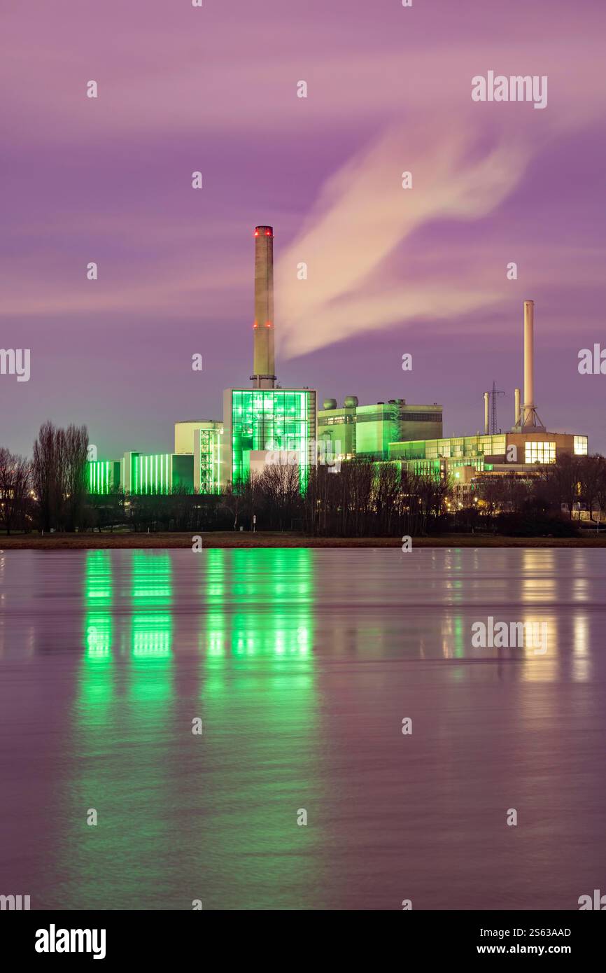 La centrale combinata di calore ed energia elettrica di Lausward a Düsseldorf, una centrale elettrica a turbina a gas e a vapore gestita dalle società municipali di Düsseldorf ed EN Foto Stock