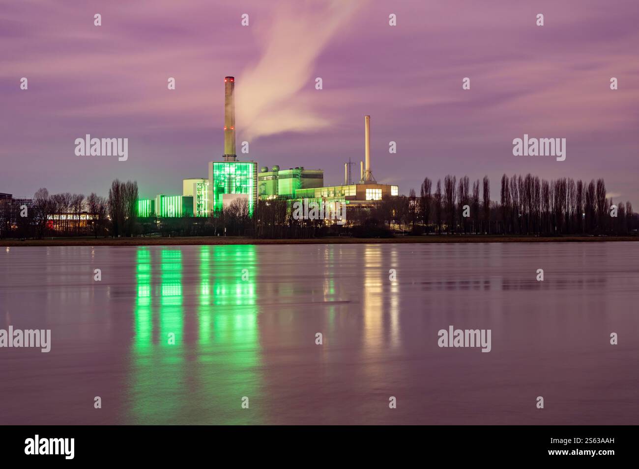 La centrale combinata di calore ed energia elettrica di Lausward a Düsseldorf, una centrale elettrica a turbina a gas e a vapore gestita dalle società municipali di Düsseldorf ed EN Foto Stock