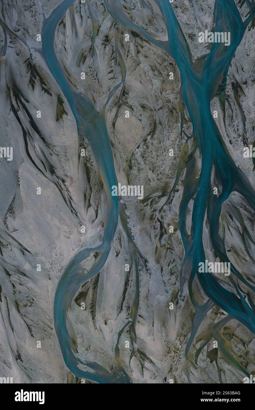 Vista aerea dei modelli glaciali del fiume con acque blu vivide a Hornafjörður, Islanda. Foto Stock
