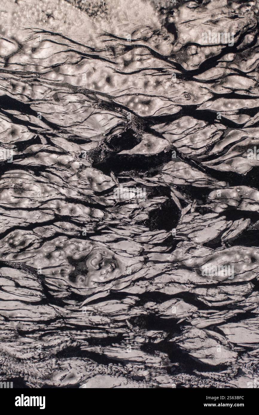 Vista aerea dei modelli astratti congelati sulla spiaggia di Stokksnes, nel sud dell'Islanda Foto Stock
