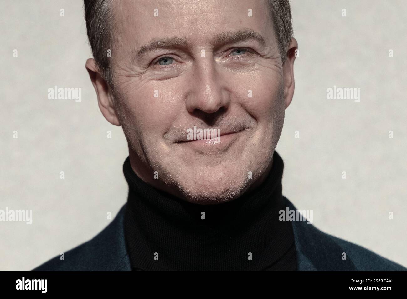 Londra, Regno Unito. 14 gennaio 2025. Edward Norton, che interpreta Pete seeger, arriva per la prima inglese di “A complete Unknown” al BFI Southbank. Diretto da James Mangold, "A complete Unknown" segue i primi giorni di Bob Dylan negli anni '1960, culminando nella sua controversa esibizione al Newport Folk Festival del 1965, dopo che era diventato elettrico. Crediti: Guy Corbishley/Alamy Live News Foto Stock