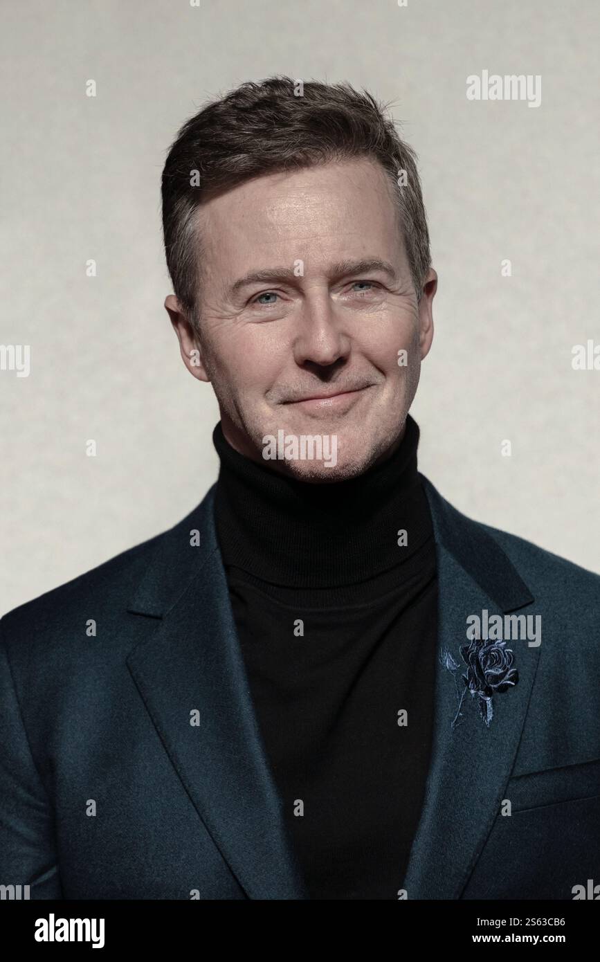 Londra, Regno Unito. 14 gennaio 2025. Edward Norton, che interpreta Pete seeger, arriva per la prima inglese di “A complete Unknown” al BFI Southbank. Diretto da James Mangold, "A complete Unknown" segue i primi giorni di Bob Dylan negli anni '1960, culminando nella sua controversa esibizione al Newport Folk Festival del 1965, dopo che era diventato elettrico. Crediti: Guy Corbishley/Alamy Live News Foto Stock