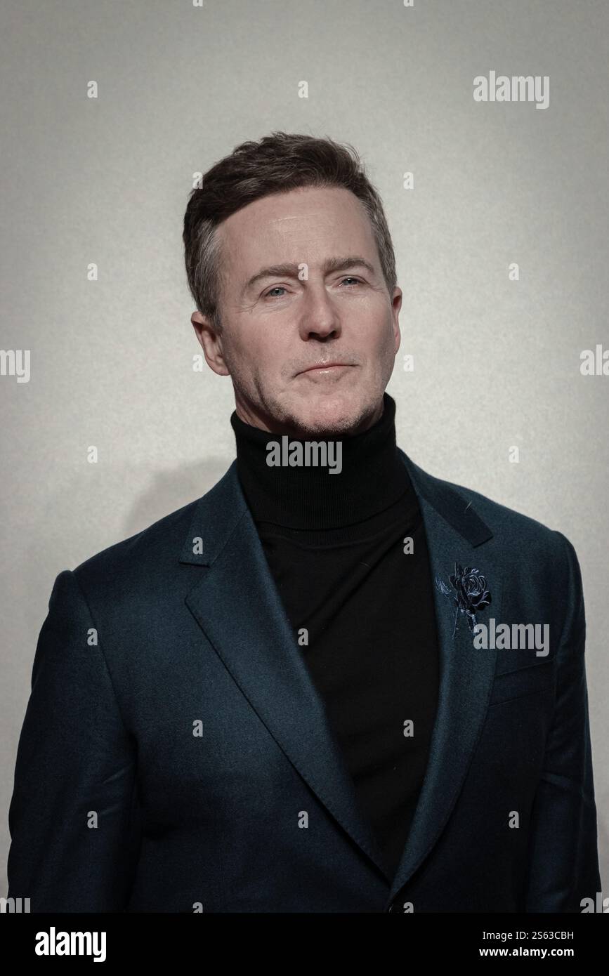 Londra, Regno Unito. 14 gennaio 2025. Edward Norton, che interpreta Pete seeger, arriva per la prima inglese di “A complete Unknown” al BFI Southbank. Diretto da James Mangold, "A complete Unknown" segue i primi giorni di Bob Dylan negli anni '1960, culminando nella sua controversa esibizione al Newport Folk Festival del 1965, dopo che era diventato elettrico. Crediti: Guy Corbishley/Alamy Live News Foto Stock