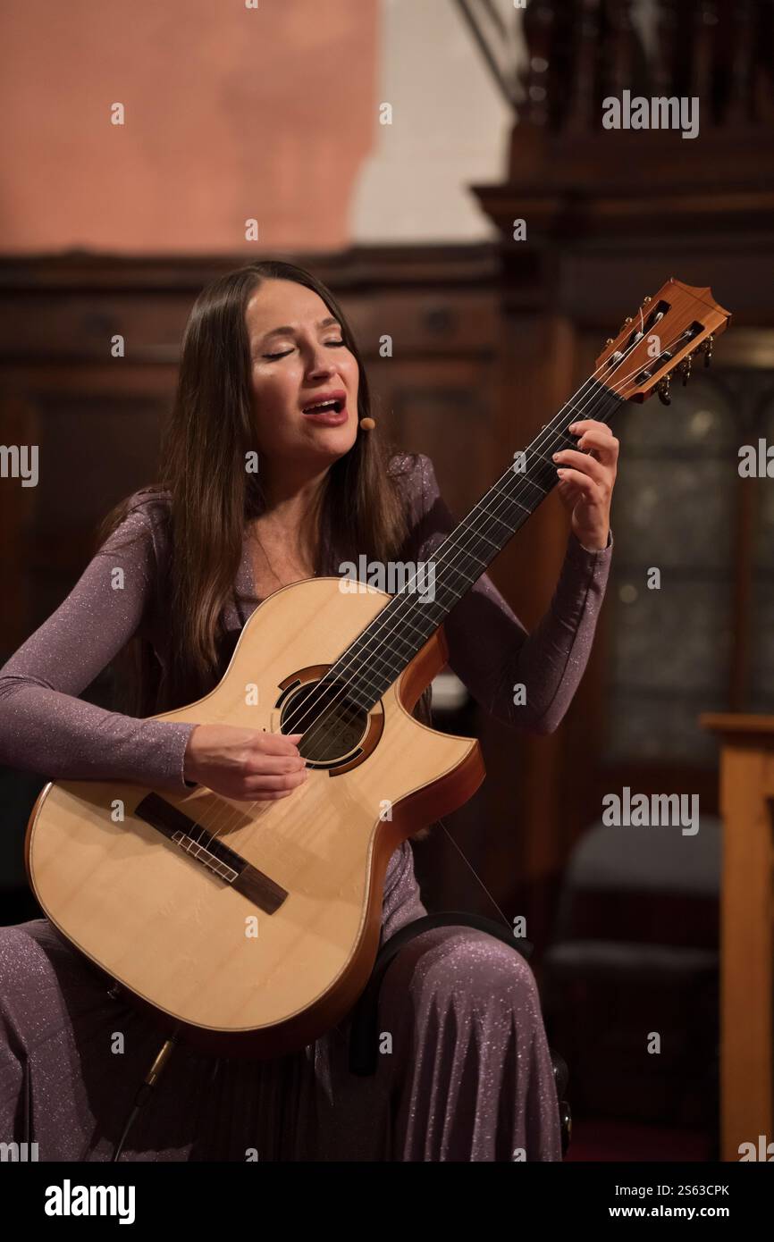 Yuliya Lonskaiya, chitarrista e cantante russa della fusione classica, al Kelso Folk Festival nel 2024. Foto Stock