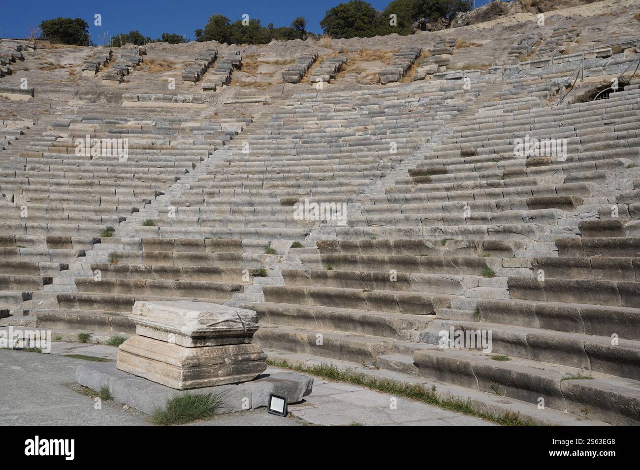 Antico teatro o anfiteatro di Alicarnasso in stile greco-romano a Bodrum, Turchia. Vista in sezione sulla cavea o sulla sezione dei posti a sedere. Foto Stock