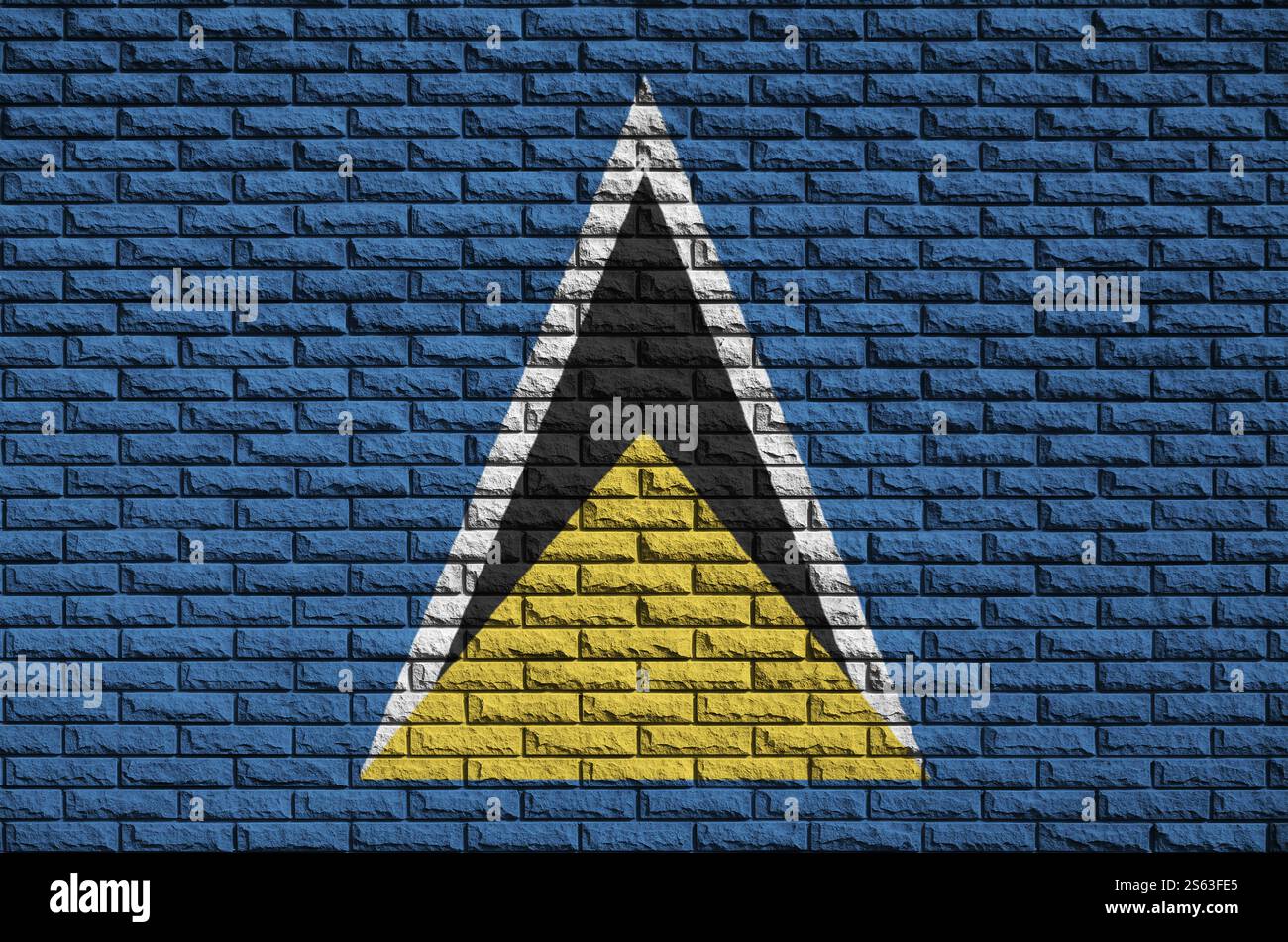 Saint Lucia bandiera è dipinta su un vecchio muro di mattoni Foto Stock